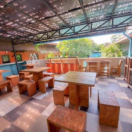 ซิกซ์แพ็ค คอตเทจ Hostel ฉลอง ภายนอก รูปภาพ